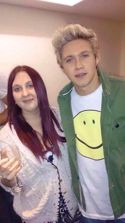 1DSPNews's tweet photo. Niall con fans en el backstage del concierto de Ed Sheeran anoche en Londres. http://t.co/pMjXDXVxV8