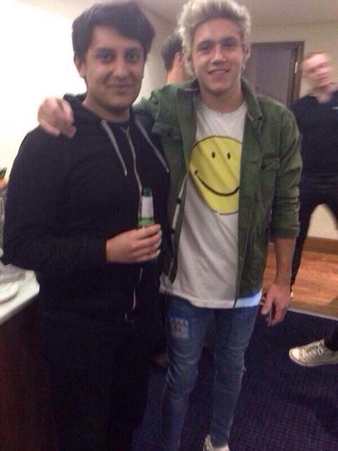 1DSPNews's tweet photo. Niall con fans en el backstage del concierto de Ed Sheeran anoche en Londres. http://t.co/pMjXDXVxV8