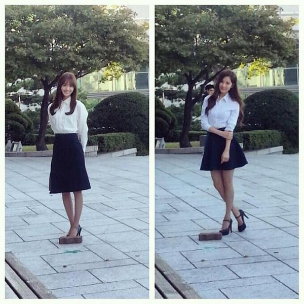 [PIC][15-10-2014]YoonA và SeoHyun xuất hiện tại Đại học Dongguk để chụp ảnh tốt nghiệp vào chiều nay Bz-fmwcCcAE8hAX