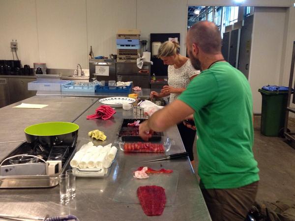 Aafjenijman's tweet photo. Voorbereiding voor de trendlunch is in volle gang @bloemenbureauholland @arrendshoeve http://t.co/OLnR6ybuNi
