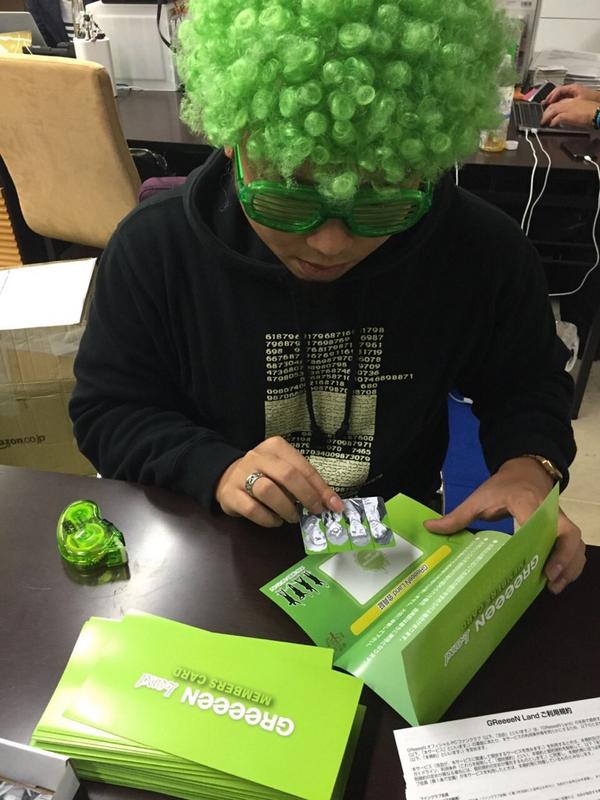 greeeenotp's tweet photo. GReeeeN Land新規登録ありがとうございます（＾ω＾）
ただ今、一生懸命、会員証を封入中‼︎
想いよ届け‼︎
皆さんGReeeeN Land楽しんで下さいね‼︎
byおナス4号
#GReeeeN #想いよ届け http://t.co/MFXivuiFi0