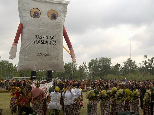 Ini gerakan Bupati dan warga menolak raskin  &amp;  beralih ke Rasda (beras daerah) krj sm dg Gapoktan #HUTKP63