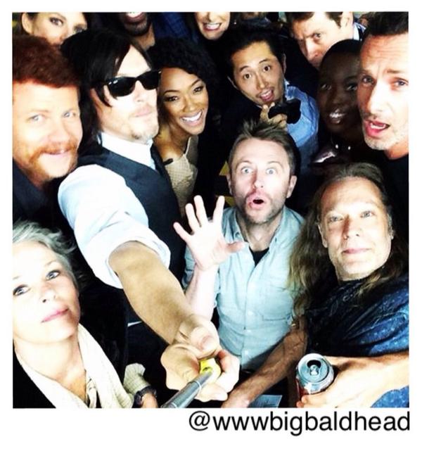 O Xrhsths ムービー スター誌 公式 Sto Twitter 全員集合 ノーマン リーダスが ウォーキング デッド のキャスト達と撮ったセルフィーをアップ セルフィースティックを使って本格的ですね シーズン5はいよいよ今週日曜にfoxにてスタートです 待ち