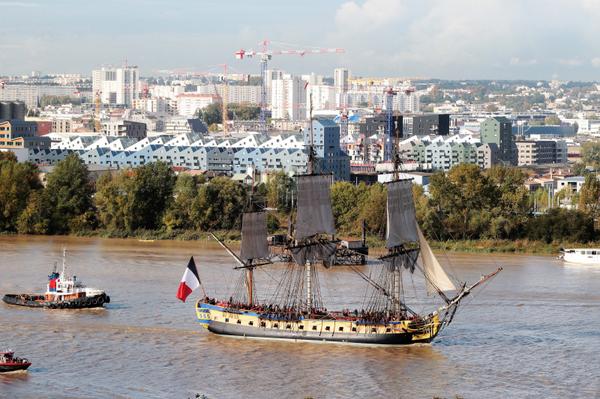 En images : les adieux de l'Hermione à Bordeaux sudouest.fr/2014/10/13/fri…