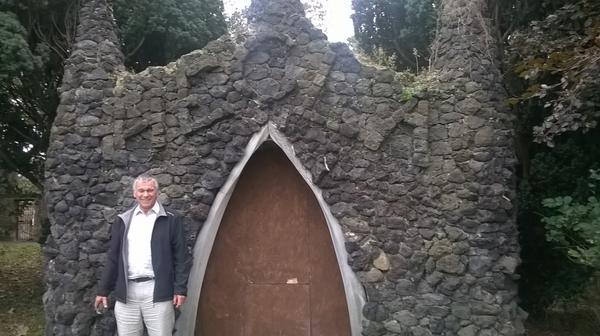 CockburnGeol's tweet photo. Godfrey and I went to #CockenzieHouse to investigate a #grotto that was rumoured to be made of Hekla Basalt. http://t.co/erwVMCSzjT