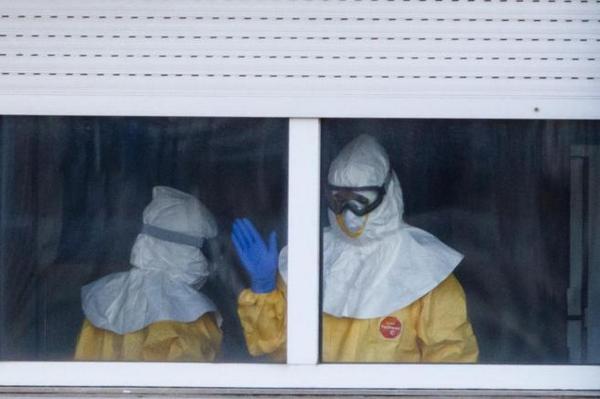elmundoes's tweet photo. España y Estados Unidos, dos formas de enfrentarse al #ébola http://t.co/uWvpYYhJkA (Foto: Reuters) http://t.co/9GwjxWqkL9