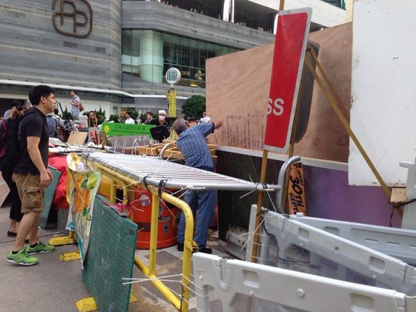 UmbrellaInfoCen's tweet photo. 1650 數名示威者以木板架設金鐘道路障 #OccupyCentral #OccupyHK #UmbrellaRevolution #UmbrellaMovement http://t.co/R9cspPKVrL