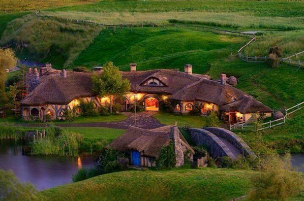 _Paisajes_'s tweet photo. Increible y precioso bar Hobbit en #NuevaZelanda. http://t.co/8Cgbdx77ve