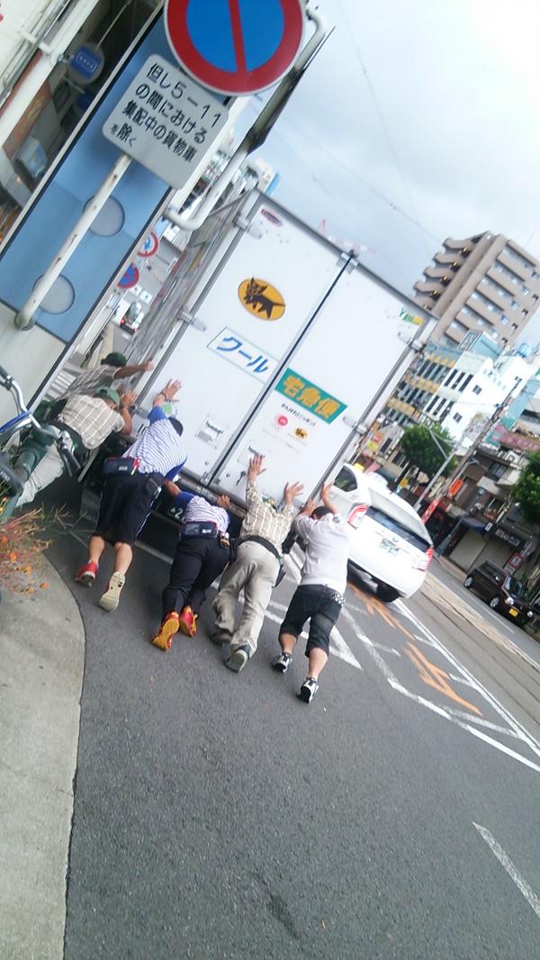 DJnepia's tweet photo. やばい佐川急便とクロネコヤマト宅急便の奇跡のコラボwwww
ほっこりした(*´ω｀*) http://t.co/M72k5odhkW