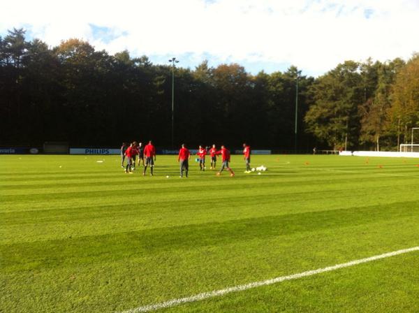 RikElfrink's tweet photo. Nog steeds zomer in Eindhoven. #PSV traint met onder meer Isimat, Locadia, Ritzmaier, De Jong en Depay. http://t.co/CRMr2IelT9