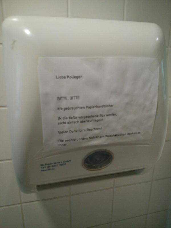 Dave___T's tweet image. Wenn man um etwas in den Mülleimer zu werfen nicht die Hand in diesen stecken müsste gern...  #designfehler