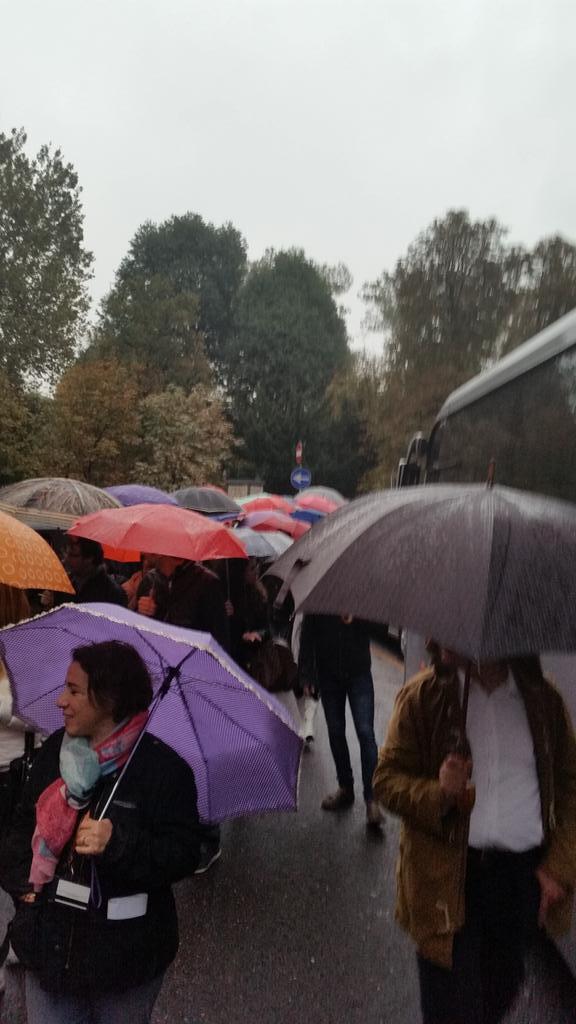 MarRos824's tweet photo. Protesta funzionari Agenzia delle Entrate per rinnovo contratto di lavoro e per gli eccessivi carichi di lavoro http://t.co/tOS2TvgXap