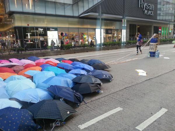 UmbrellaInfoCen's tweet photo. 1732 銅鑼灣軒尼詩道���術品，帆布上有筆給市民留言 #OccupyCentral #OccupyHK #UmbrellaRevolution #UmbrellaMovement http://t.co/0gnhjoGCyP