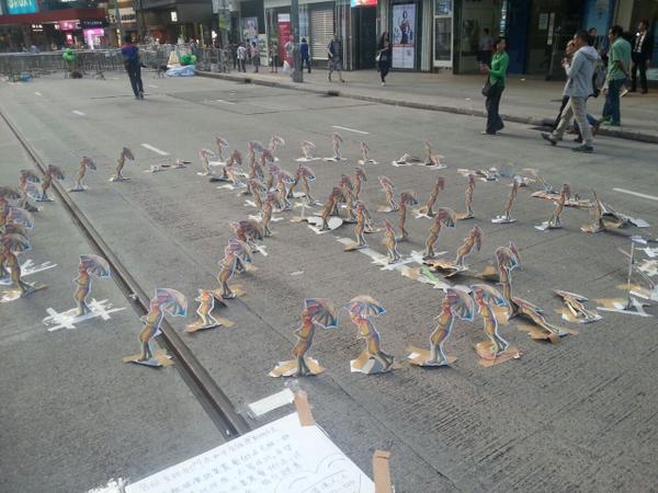 UmbrellaInfoCen's tweet photo. 1732 銅鑼灣軒尼詩道���術品，帆布上有筆給市民留言 #OccupyCentral #OccupyHK #UmbrellaRevolution #UmbrellaMovement http://t.co/0gnhjoGCyP