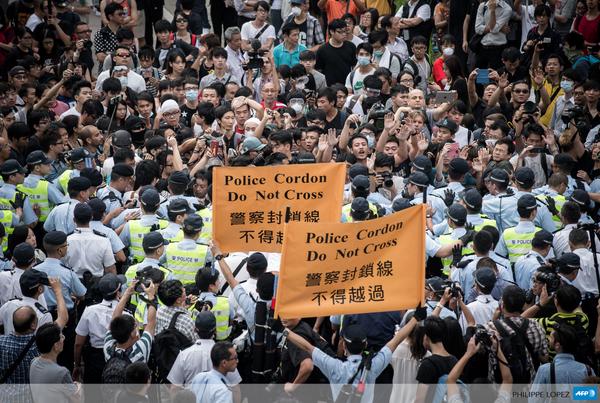 #Instantané La police dresse un cordon pour tenter de contenir les heurts entre manifestants à #HongKong #AFP