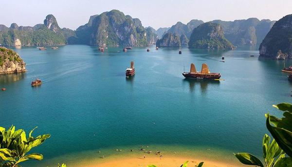 oneworld365's tweet photo. Somewhere you must visit once in your life - Ha Long Bay #Vietnam http://t.co/bo9buhQbZH