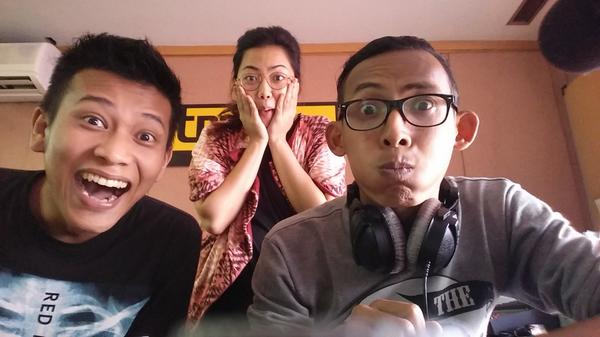 TraxJKT's tweet photo. Sebelum @crazydhika n @borisbokir wawancara Mark Zuckerberg, selfie dulu ah buat #SOTD Ikutan yuk, pamerin selfie lo http://t.co/LRRfBmlApY