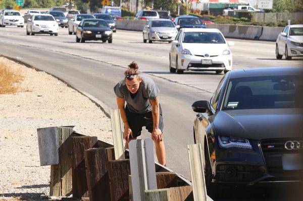 1DSPNews's tweet photo. Fotos de Harry vomitando a un lado de la autopista 101 en la cuidad de Los Ángeles, el día de ayer - 12.10.2014 http://t.co/W1WtbsOWWx