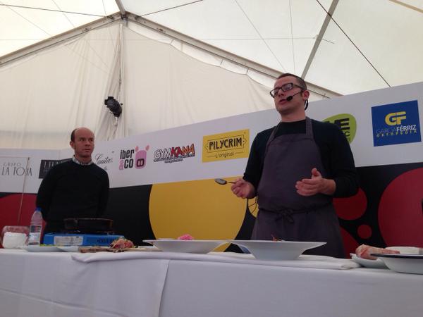 FormasdHabitar's tweet photo. Degustando @JaenGastronomco en nuestra caseta @cienxcienjaen 
ñam!! http://t.co/dWQhA6lN26