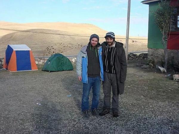 ecesimsekece's tweet photo. #SuphiNejatAğırnaslı Wan depreminin ardindan dayanismada iken. Bir guzel insan... #ParamazKizilbasOlumsuzdur http://t.co/NYXIEZJBo9