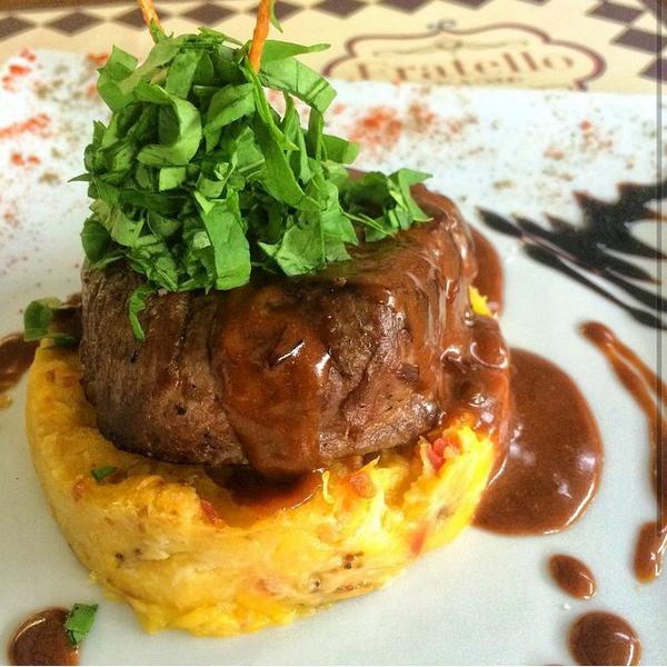GourmetRD's tweet photo. Tenderloin acompañado de cremoso de plátano maduro con tocineta crocante de  @FratelloCafe 👌 . http://t.co/0PVey8dkOh http://t.co/yDq2PYpHng