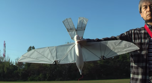 microsiervos's tweet photo. Un pájaro mecánico que vuela como los de verdad, batiendo las alas (Tecnología) http://t.co/qYeAE49e9J http://t.co/OGhnmPTjxp