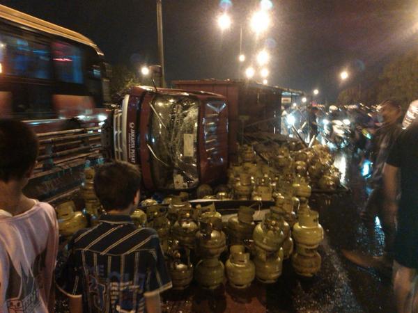 TMCPoldaMetro's tweet photo. RT @SR_faridz: 20:34 Truk Muatan Gas Elpiji terbalik di layang  walikota Jaktim ke Buaran dlm penanganan petugas  http://t.co/Efi2MzZZ0G