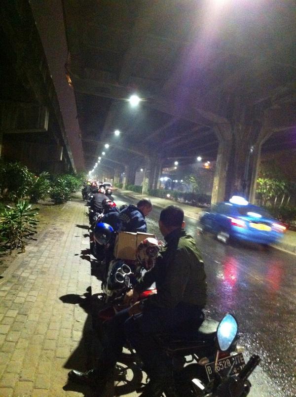 Banyak kendaraan roda dua yg berteduh di bawah bypass kebon nanas arah cawang, hujan deras@SonoraFM92