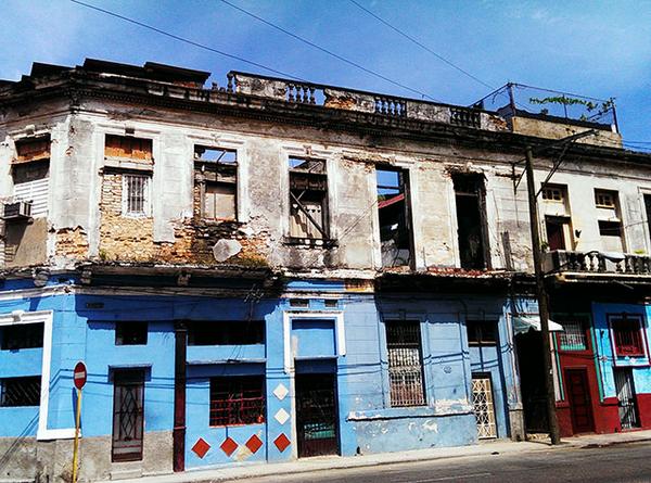 Cuba,Habana Vieja Aunque no lo crean aquí vive gente