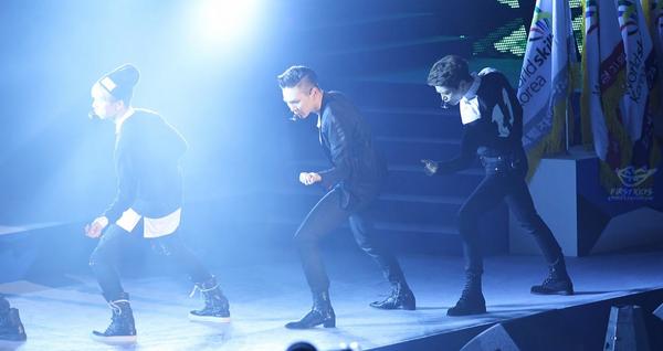 넌 감동이야, 
머리 어깨 허리 다리
볼수록 눈이 부셔 
너무 멋져 넌 감동이야!♥︎