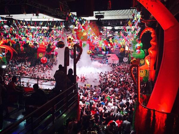 fabrikdiscoteca's tweet photo. RT arriba todos los que quieran que elRow vuelva a Fabrik !!! http://t.co/PBzUVnxHJw