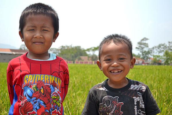 chorusID's tweet image. Sesampainya di daerah Kabupaten Bandung Barat, langsung disambut senyuman ramah anak2 di sana :)