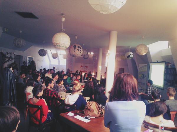 BOSro's tweet photo. Suntem la Libraria Bastilia unde studentii dornici de afirmare participa la prezentarea BOS Romania! http://t.co/nYOISh4nSs