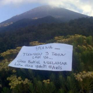 dewantisetinaz's tweet photo. Oleh oleh dri 3676mdpl nih min @infogunung terlalu mainstream yak? semangat usahanya teman~ ! haha Cc: @pdokaturet http://t.co/PjQLUDS0vT