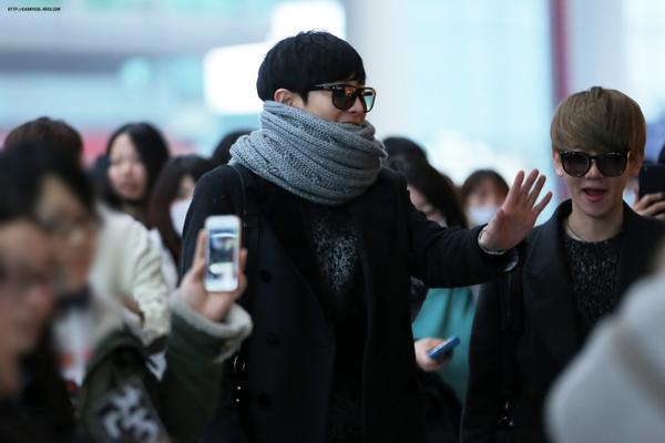 chanbaekmate's tweet photo. เกือบจะเนียนได้แตะหน้าแล้ว อุอิ (cr.as tagged) http://t.co/KwUphoDlDE