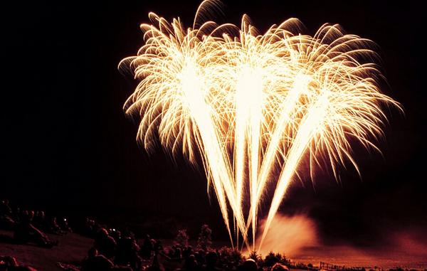 FireworkEvents's tweet photo. Get the professionals in for Bonfire & New Year... #MoreSpectacular #Safer #Bangtastic http://t.co/RGuDwxmlvW http://t.co/wc4wrQpOVN