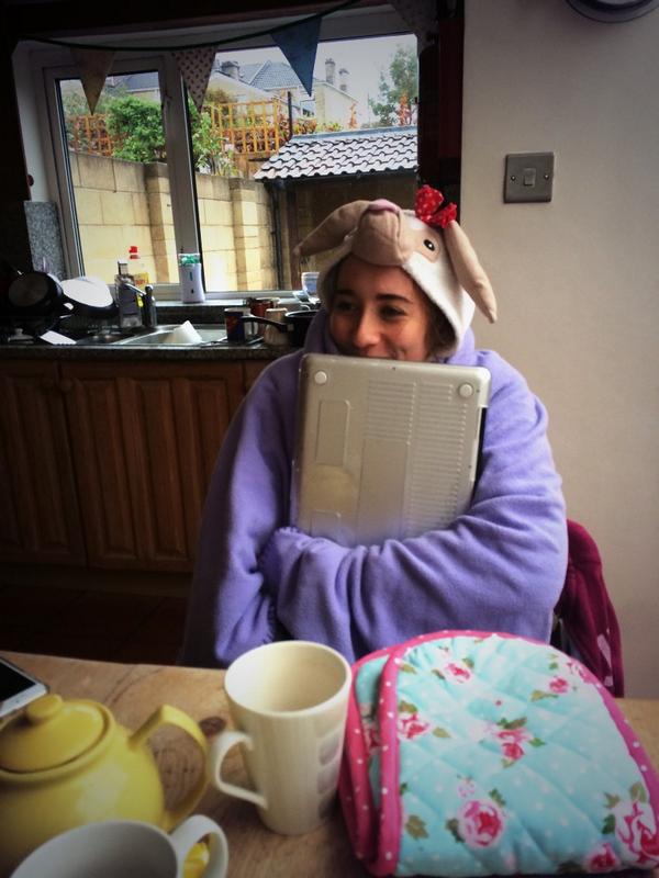 ShitJessSay's tweet photo. 'Also because it's so cold in this house our tea goes cold really quickly' 👵 #grandmajess #teaprobs http://t.co/K3q2Exz580