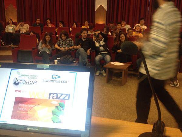 mehemmed_sxiyev's tweet photo. @girvak Pamukkale Uni  @paufsc Anlatiliyor, Ozgur Yazilim Kulubu #goygoy#paufsc14 http://t.co/7zSgVnFflc