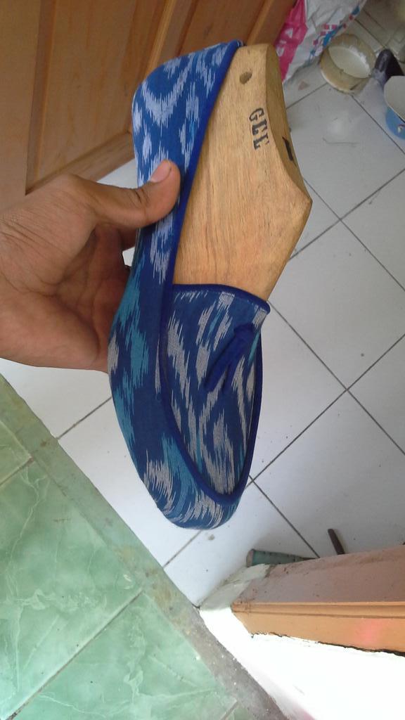 Ini foto foto proses potongan sepatu sampe 80% untuk pesanan sepatu etnik dari klient kami.