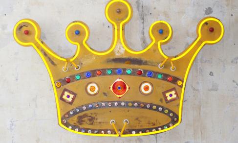 See how Todd Sanders <a href="/RoadhouseRelics/">Todd Sanders</a> keeps neon signage current with his #neonart: americanprofile.com/articles/neon-…
//