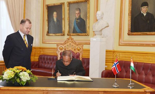 PIB_India's tweet image. #PresidentMukherjee signing the visitors book, during his visit to #Storting (Parliament of Norway), in Oslo, Norway.