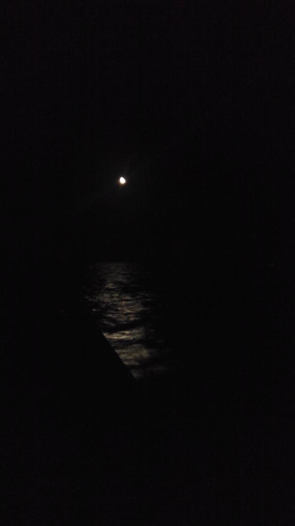 KlipperaakMaria's tweet photo. De maan spiegelt in het water tijdens de #strontrace
https://t.co/HvMoPaFwRC http://t.co/lL8O53gvNa