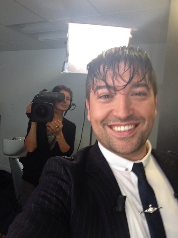 LeChrisMarques's tweet photo. Merci @Cyrilhanouna ! Le défi : se recoiffer en moins de 5 minutes ! #BananeDeChris #ChrisTPMP @TPMPofficiel http://t.co/0JMjIuGIpe