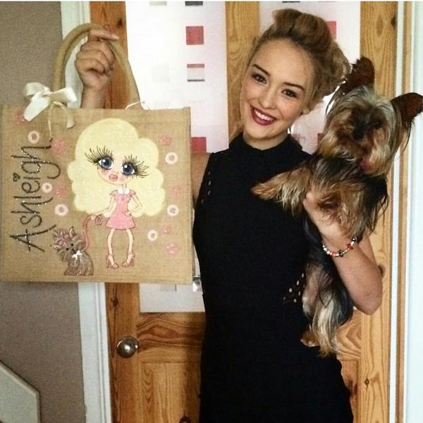 LOLA_241's tweet photo. The gorgeous @ashleighcoyle22 with her #lovelola jute bag including her pooch Gucci xxx http://t.co/hranbJjZAk