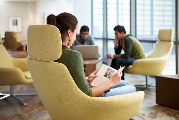 Домашнее заданиеилюстрация. Jobs reading. Человек с планшетом в руках. Женщина обучается. Люди домашний офис.