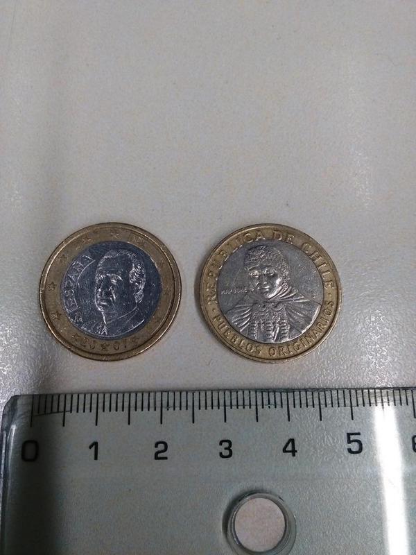 policia's tweet photo. Parecen euros... pero no lo son RT @vmtejedor: Cuidado que están circulando "euros" chilenos @policia http://t.co/lVX3JXfLC0