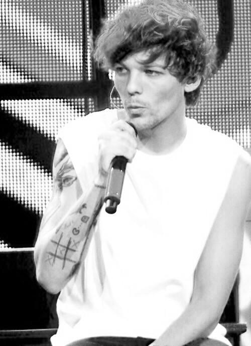 biiiinat's tweet image. KEEP VITING GUYS #EMABiggestFans1D #onedirectionedit #louistomlinson