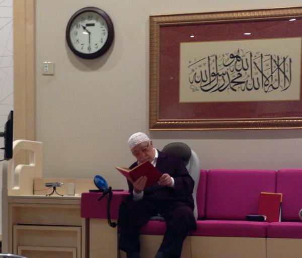 osmansimsek_1's tweet photo. Paralel paranoyaklarının şerarelerine kapalı bir müzakere meclisi ne büyük lütuf. Allah herkese nasip etsin. http://t.co/msgC4HNRPZ