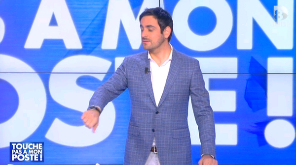 TBT9_W9's tweet photo. @Cyrilhanouna  "Mais c'est ma veste ?"
@CamilleCombal  "Ha... Je me disais... Elle pue le talent cette veste !" #PDS http://t.co/DKIcQTt0Sh