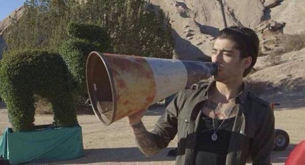 All1DFandom's tweet photo. -what did you do the whole weekend ?
-#EMABiggestFans1D 
-what?
- #EMABiggestFans1D 
-but 
-keep voting http://t.co/cb0on5o0ft
